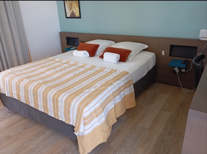 studio climatisé,2 personnes, cuisine équipée,wifi piscine